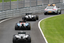 Nico Rosberg, Mercedes AMG F1 W07 Hybrid achter de safety car in de pitlane
