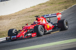 Kimi Räikkönen, Ferrari SF15-T, mit Pirelli-Reifen für 2017