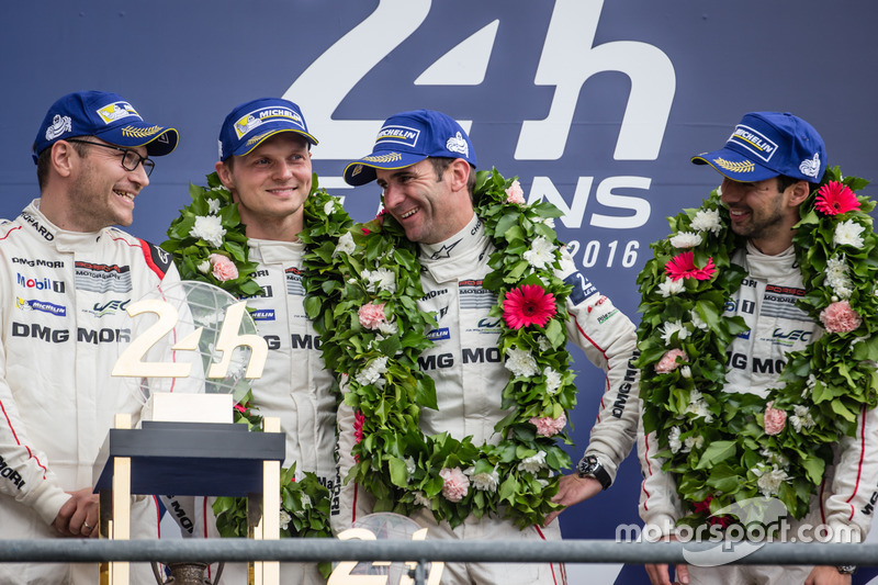 LMP1 Podio: clase y los ganadores de la general #2 Porsche Team Porsche 919 Hybrid: Romain Dumas, Neel Jani, Marc Lieb