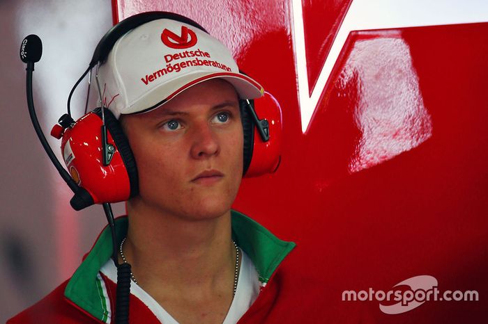 Mick Schumacher, Prema Powerteam en el garaje de Ferrari
