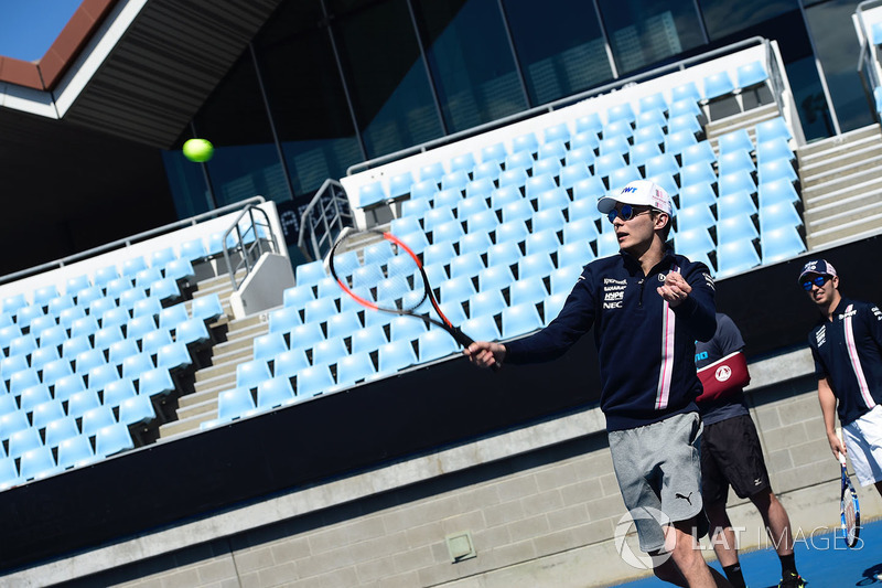 Esteban Ocon, Force India F1 gioca a tennis al Parco di Melbourne