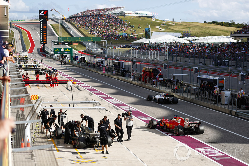 Valtteri Bottas, Mercedes AMG F1 W08, Sebastian Vettel, Ferrari SF70H, Felipe Massa, Williams FW40, ai box