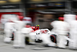 Charles Leclerc, Sauber C37 Ferrari, pit stop