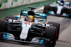 Lewis Hamilton, Mercedes AMG F1 W08, Valtteri Bottas, Mercedes AMG F1 W08, à la sortie des stands