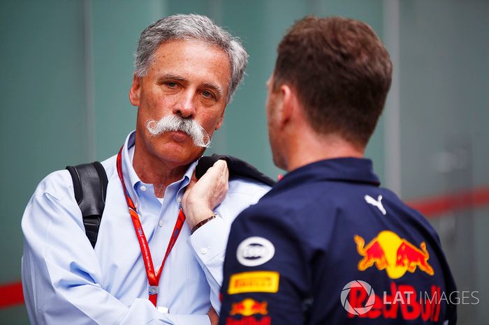 Chase Carey, Presidente Formula One habla con Christian Horner, director de Red Bull Racing