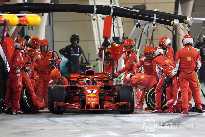 Kimi Raikkonen, Ferrari SF71H percute un mécanicien dans les stands