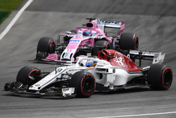 Marcus Ericsson, Sauber C37 et Sergio Perez, Force India VJM11