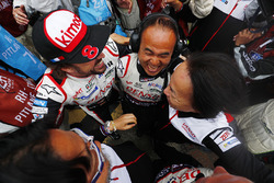 Fernando Alonso, Toyota Gazoo Racing, festeggia con il team