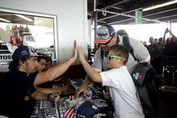 #23 United Autosports Ligier LMP2: Fernando Alonso con un fan