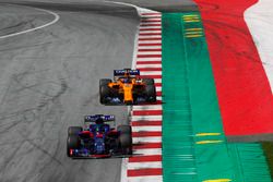 Brendon Hartley, Toro Rosso STR13, Fernando Alonso, McLaren MCL33