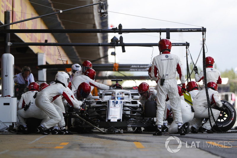 Marcus Ericsson, Sauber C37, effettua un pit stop