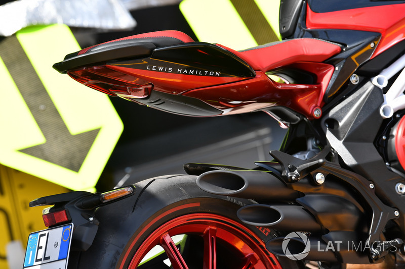 La moto MV Agusta de Lewis Hamilton, Mercedes-AMG F1