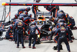 Daniel Ricciardo, Red Bull Racing RB14, rientra per un pit stop