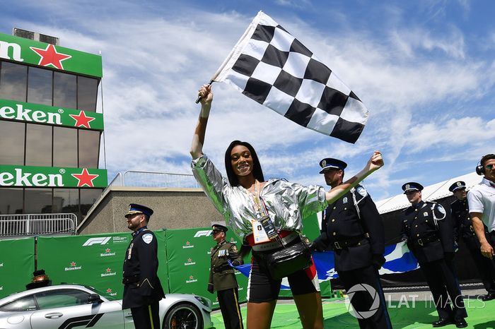 Winnie Harlow ondea la bandera a cuadros