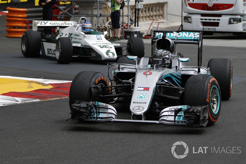 Nico Rosberg, Mercedes-Benz F1 W07 Hybrid leads Keke Rosberg, Williams FW08