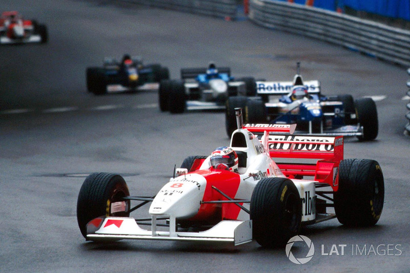 David Coulthard, McLaren MP4/11B, Michael Schumacher'in yedek kaskı ile yarışıyor