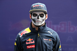 Max Verstappen, Red Bull Racing komt aan op het circuit met een beschilderd gezicht voor Dia de Muer