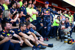 Max Verstappen, Red Bull Racing festeggia con il team