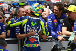 Le poleman Valentino Rossi, Yamaha Factory Racing avec Silvano Galbusera et Luca Cadalora