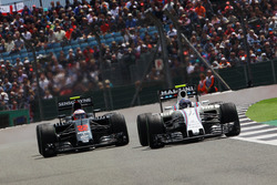Valtteri Bottas, Williams FW38 precede Jenson Button, McLaren MP4-31