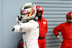 Lewis Hamilton, Mercedes AMG F1 feiert seine Pole Position im Parc Ferme