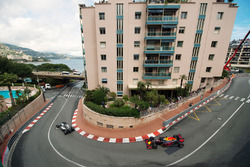 Льюіс Хемілтон, Mercedes AMG F1 W07 Hybrid попереду Даніеля Ріккардо, Red Bull Racing RB12