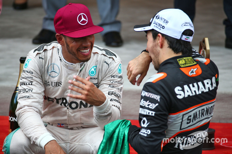 Ganador Lewis Hamilton, Mercedes AMG F1 con el tercer puesto Sergio Pérez, Sahara Force India F1 en el podio