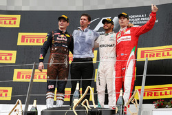 Sieger Lewis Hamilton, Mercedes AMG F1 mit dem 2. Max Verstappen, Red Bull Racing und 3. Kimi Räikk