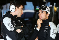 Тим Райт, гоночный инженер Sahara Force India F1 Team и Серхио Перес, Sahara Force India F1