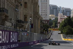 Fernando Alonso, McLaren MP4-31 en Jenson Button, McLaren MP4-31