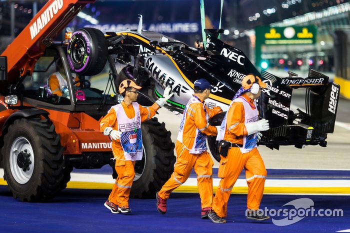 Comisarios retirando el Force India de Nico Hulkenberg