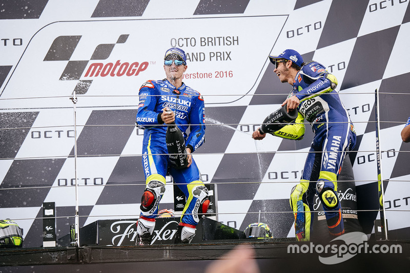 Podium: ganador, Maverick Viñales, Team Suzuki MotoGP, tercero, Valentino Rossi, Yamaha Factory Raci