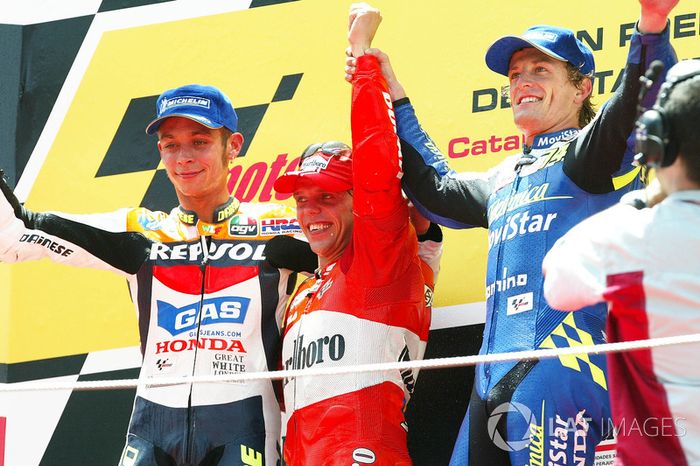 Podio: 1º Loris Capirossi, 2º Valentino Rossi, 3º Sete Gibernau