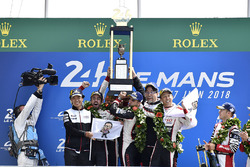 Sur le podium du classement général : les vainqueurs Sébastien Buemi, Kazuki Nakajima, Fernando Alonso, Toyota Gazoo Racing