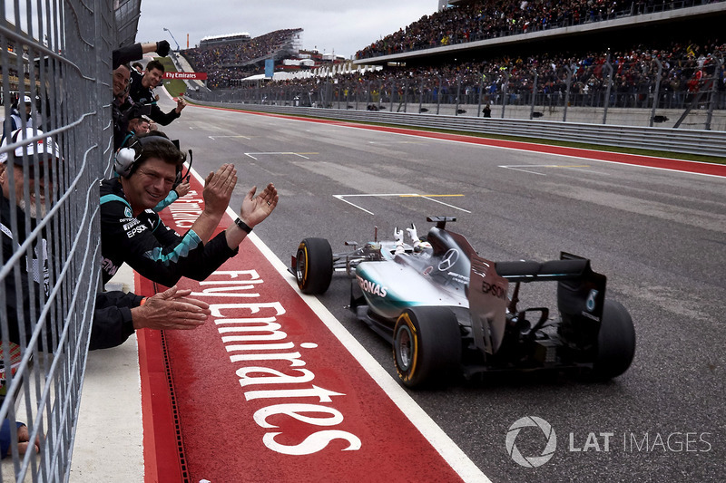 Lewis Hamilton, Mercedes F1 W06 Hybrid celebrates