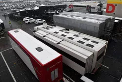 Des camions dans le paddock alors que la neige interrompt les essais