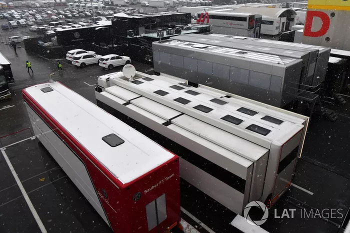 Des camions dans le paddock alors que la neige interrompt les essais