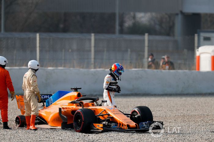 Fernando Alonso, McLaren MCL33 gira en la trampa de grava después de que se le caiga la rueda trasera