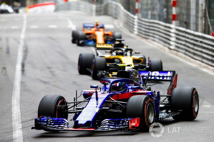Pierre Gasly, Toro Rosso STR13,  Nico Hulkenberg, Renault Sport F1 Team R.S. 18, y Stoffel Vandoorne, McLaren MCL33