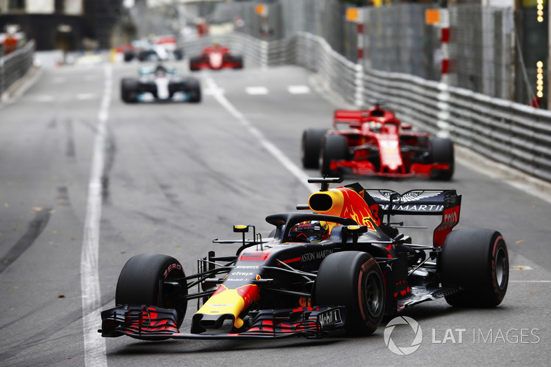 Daniel Ricciardo, Red Bull Racing RB14, devant Sebastian Vettel, Ferrari SF71H, Lewis Hamilton, Mercedes AMG F1 W09 et Valtteri Bottas, Mercedes AMG F1 W09
