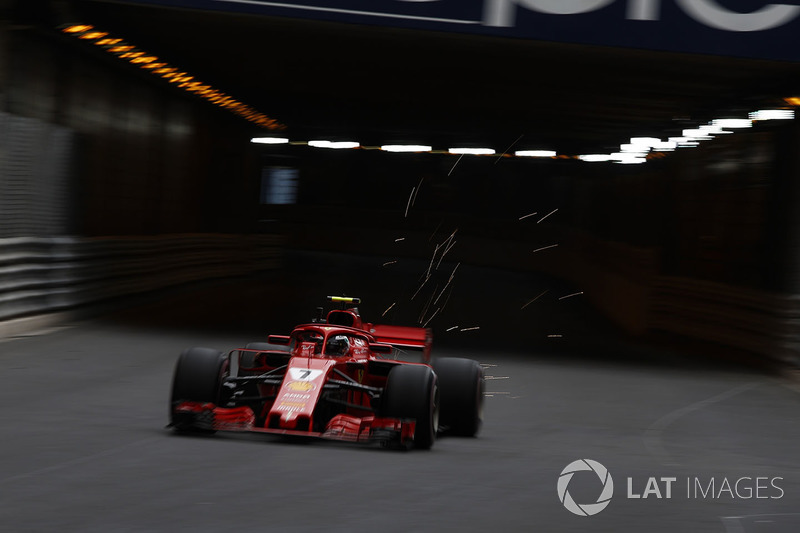 Kimi Raikkonen, Ferrari SF71H, solleva scintille