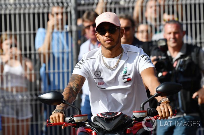 Lewis Hamilton, Mercedes-AMG F1 con su moto MV Agusta