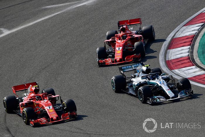 Kimi Raikkonen, Ferrari SF71H, Valtteri Bottas, Mercedes-AMG F1 W09 EQ Power  y Sebastian Vettel, Ferrari SF71H