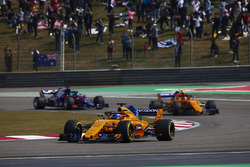 Fernando Alonso, McLaren MCL33 Renault, Stoffel Vandoorne, McLaren MCL33 Renault, y Brendon Hartley, Toro Rosso STR13 Honda