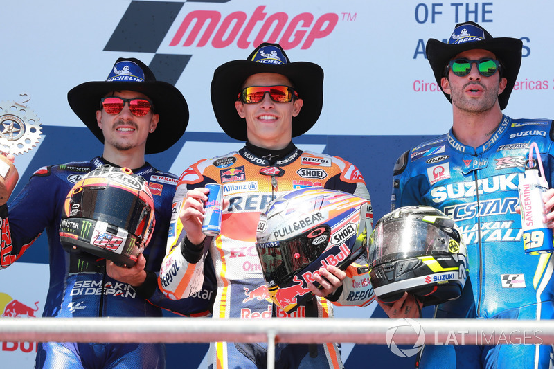 Podium : le deuxième, Maverick Viñales, Yamaha Factory Racing, le vainqueur Marc Marquez, Repsol Honda Team, et le troisième, Andrea Iannone, Team Suzuki MotoGP