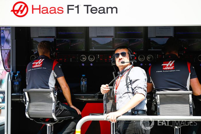 Guenther Steiner, Team Principal, Haas F1 Team, on the pit wall