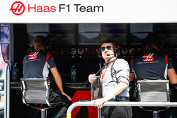 Guenther Steiner, Team Principal, Haas F1 Team, sur le muret des stands