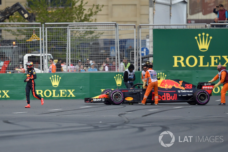 La voiture endommagée de Max Verstappen, Red Bull Racing RB14