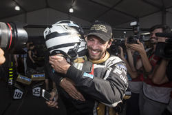 Андре Лоттерер вітає свого напарника по Techeetah Жана-Еріка Верня зі здобутим титулом