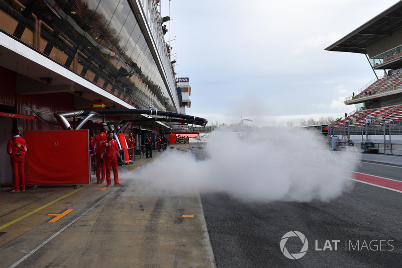 Sebastian Vettel, Ferrari SF71H lascia il garage in mezzo al fumo